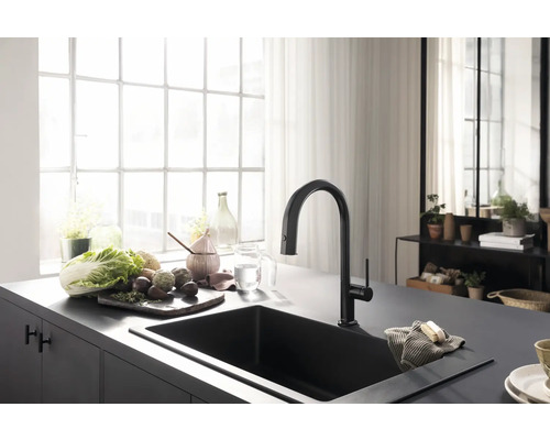 Küchenspüle mit Armatur vor einem Fenster