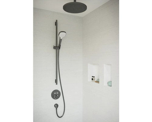 Duschset mit Kopfbrause, Handbrause und Thermostatarmatur in einem Badezimmer