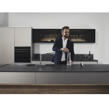 Moderne Küche mit Spültischarmatur und Wasserhahn zum Befüllen einer Karaffe