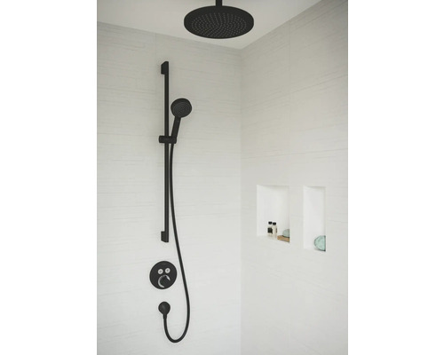 Duscharmatur mit Kopfbrause und Handbrause im modernen Badezimmer