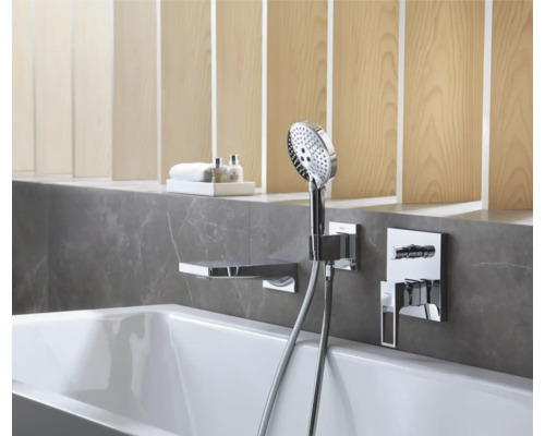 Badezimmer mit Badewanne, Handbrause und Armatur