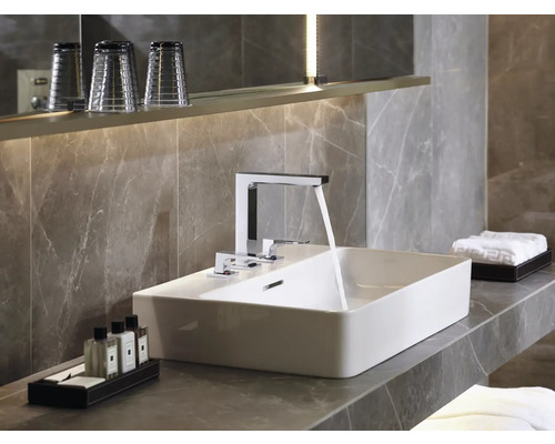 Modernes Badezimmer mit Aufsatzwaschbecken, Armatur und Pflegeprodukten