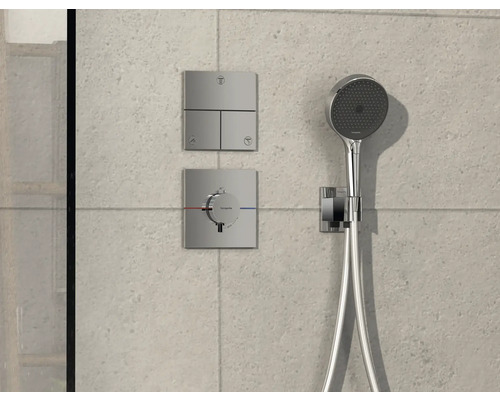 Brausegarnitur mit Thermostat und Bedienfeld an der Wand