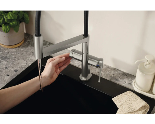 Küchenszene mit Spültischarmatur und schwarzem Spülbecken