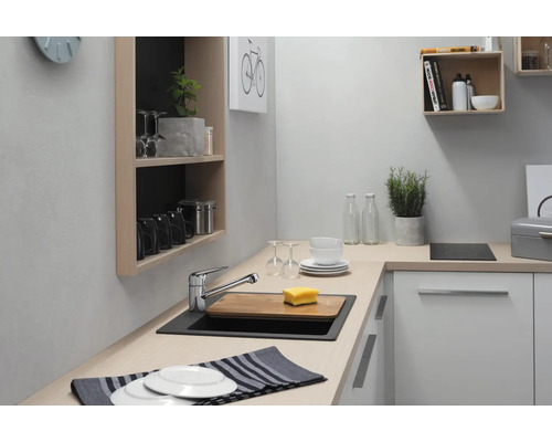 Küchenszene mit Spüle, Armatur, Geschirr und Regalen für Küchenutensilien