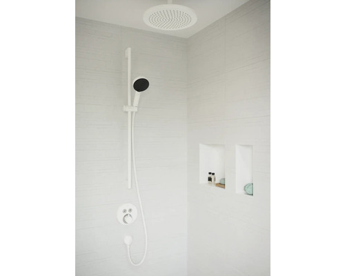 Dusche mit Kopfbrause und Handbrause in hellem Badezimmer