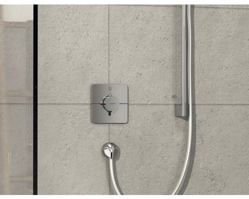 Aufputz-Thermostatarmatur mit Brausestange und Brauseschlauch im Duschbereich