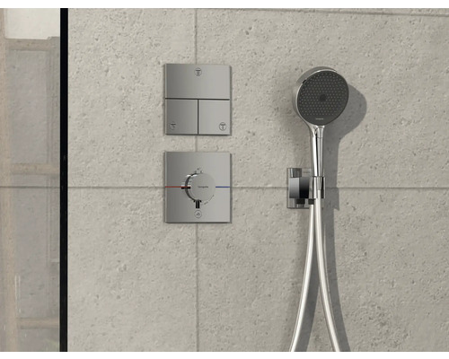 Duscharmatur mit Kopfbrause und Bedienelementen an einer gefliesten Wand