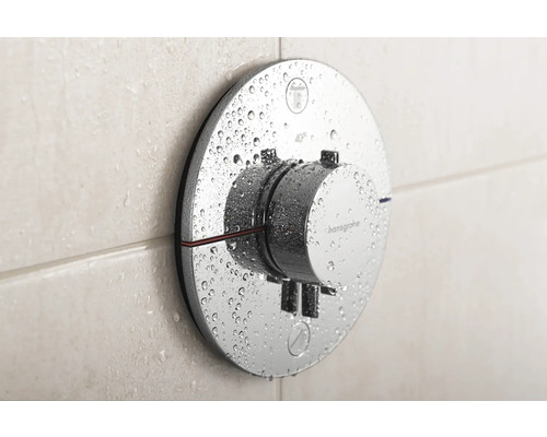 Unterputz-Thermostatarmatur mit Hansgrohe Logo an gefliester Wand