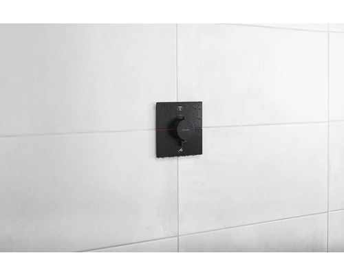 Schwarzer Duschthermostat mit Hansgrohe Logo an der Wand