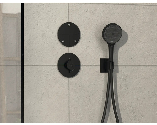 Duscharmatur mit Handbrause und runden Bedienelementen an der Wand