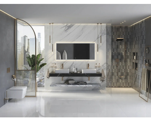 Helles Badezimmer mit Doppelwaschbecken, Spiegel, Toilette und Dusche.