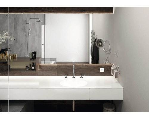 Modernes Badezimmer mit Spiegel, Waschbecken, Armaturen und Accessoires.