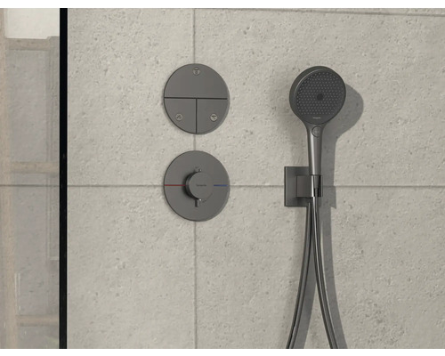 Brausegarnitur mit Handbrause und Thermostat an der Wand