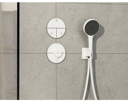 Duscharmatur-Set mit Handbrause und runden Bedienelementen an der Wand