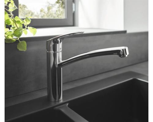 Spültischarmatur aus Chrom auf einer Spüle