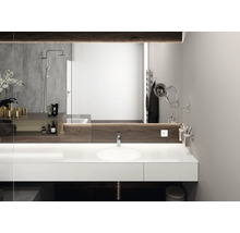 Modernes Badezimmer mit Waschbeckenunterschrank, Spiegel und Dusche