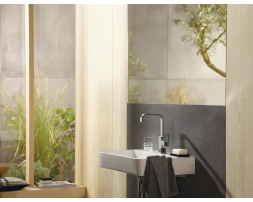 Modernes Badezimmer mit Waschbecken, Armatur, Spiegel und dekorativen Elementen