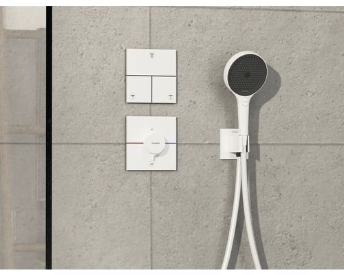 Aufputz Duscharmatur mit Handbrause vor grauer Wand