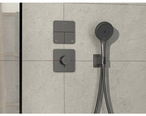 Brausegarnitur mit Thermostat für Dusche an gefliester Wand