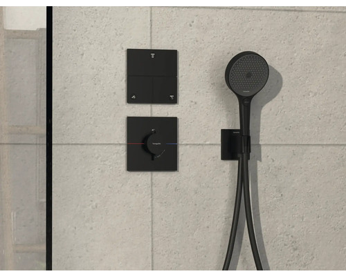 Brausegarnitur mit Thermostatarmatur an der Wand montiert