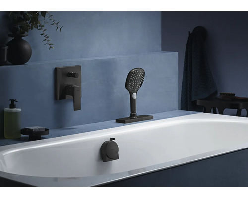 Badezimmer mit Badewanne, Handbrause und Armaturen