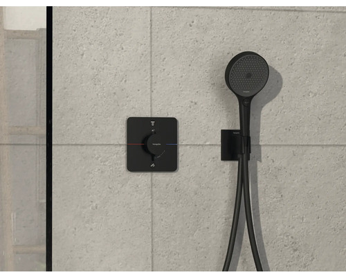 Handbrausegarnitur mit Thermostatarmatur zur Wandmontage im Badezimmer