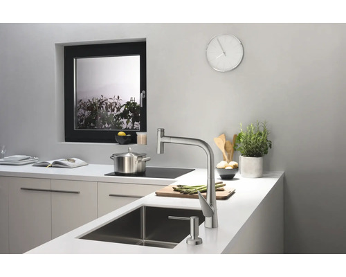 Moderne Küche mit Edelstahlarmatur, Spülbecken und Fenster