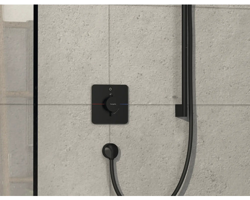 Duscharmatur mit Thermostat und Brauseschlauch an der Wand