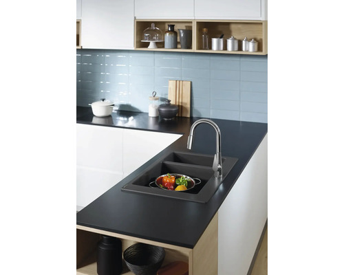 Küchenspüle mit Abtropffläche und Armatur in einer modernen Küche