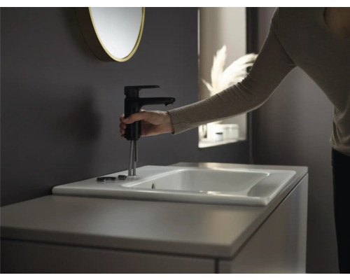 Installation einer schwarzen Waschtischarmatur im Badezimmer