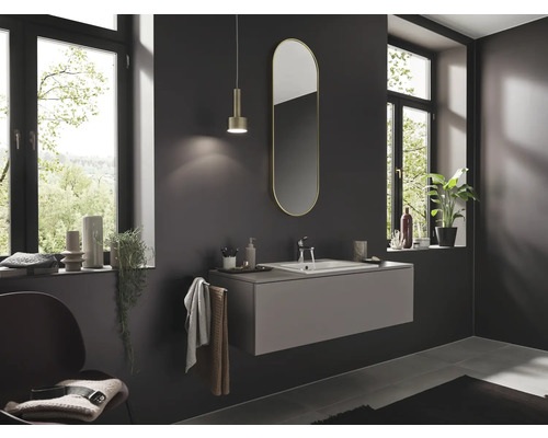 Modernes Badezimmer mit Waschtisch, Spiegel und Fenster