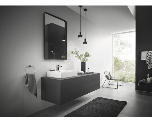 Modernes Badezimmer mit Waschtisch, Spiegel und Beleuchtung