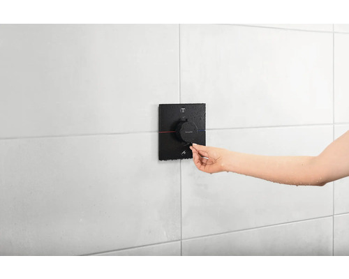 Person bedient Duscharmatur von Hansgrohe im Badezimmer