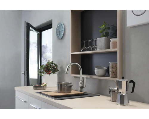 Helle Küche mit Spüle, Armatur, offenem Regal und Dekoration