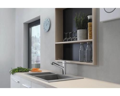 Helle Küche mit Spüle, Armatur und Wandregal