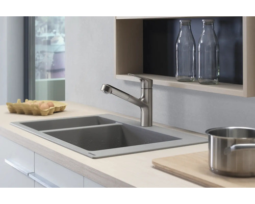 Küchenszene mit Spüle, Armatur, Eierkarton, Kochtopf und Glasflaschen