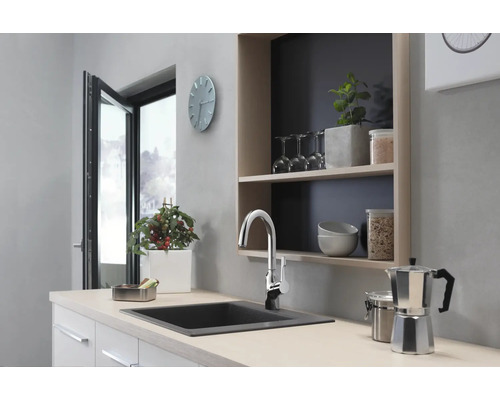 Küchenspüle mit Armatur, Arbeitsplatte und offenem Regal