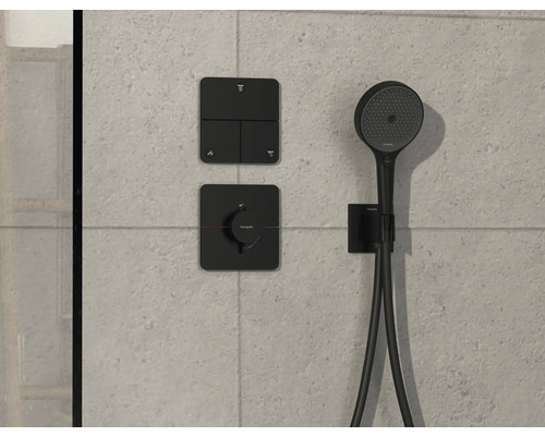 Duschsystem mit Handbrause und Bedienelementen an der Wand