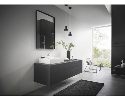 Modernes Badezimmer mit Waschtisch, Spiegel und minimalistischem Design