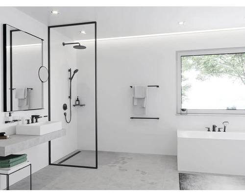 Helles Badezimmer mit Dusche, Waschbecken, Spiegel und Badewanne