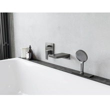 Badezimmer mit Badewanne, Armatur und Handbrause