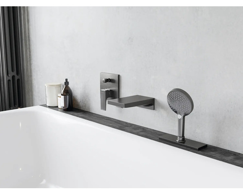 Badezimmer mit Badewanne, Armatur und Handbrause