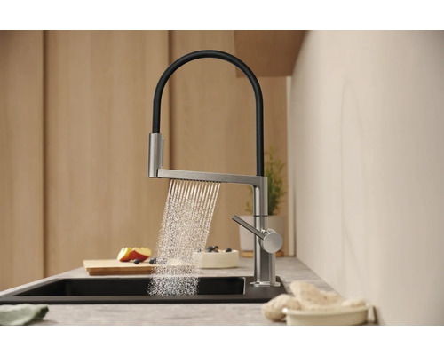 Küchenarmatur mit Wasserauslauf über einem Spülbecken