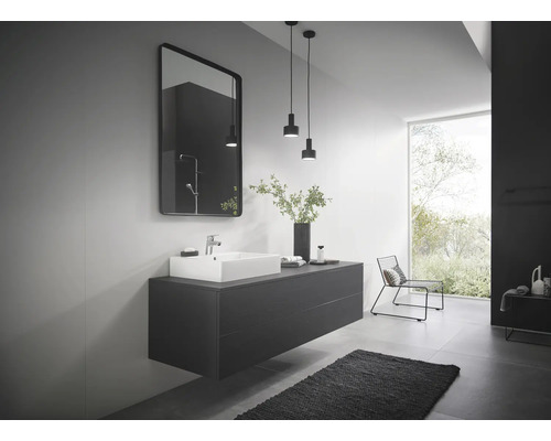 Modernes Badezimmer mit Waschbecken, Spiegel und Beleuchtung