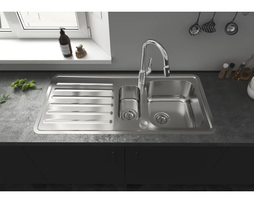 Spüle mit Abtropffläche und Wasserhahn auf einer Küchentheke