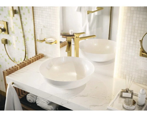 Badezimmer mit Waschbecken und Armaturen auf einer Marmorplatte