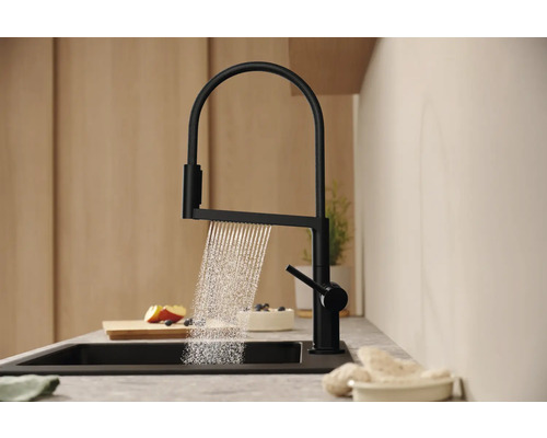 Küchenarmatur mit Wasserauslauf in einem modernen Küchendesign