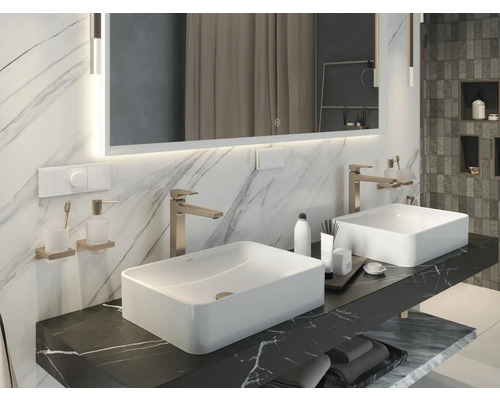 Badezimmer mit zwei Waschbecken, Spiegel und Marmorwand