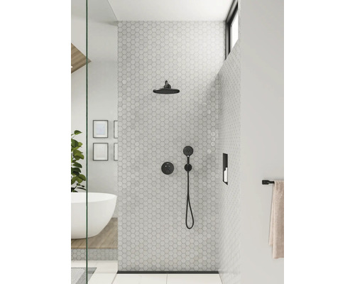 Modernes Badezimmer mit grauen Sechseckfliesen, Regendusche und Handbrause